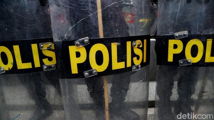 Polisi Amankan 11 Orang dalam Patroli Malam di Jakarta Pusat, Sajam dan Ribuan Pil Tramadol Disita