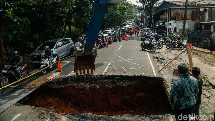 Perbaikan Jalan Amblas di Lenteng Agung Menelan Anggaran Rp 380 Juta, Pengerjaan Dikebut Demi Kelancaran Lalu Lintas