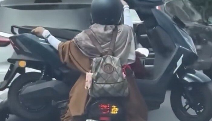 Viral Emak-emak Angkut Motor Pakai Motor di Makassar, Polisi Turun Tangan