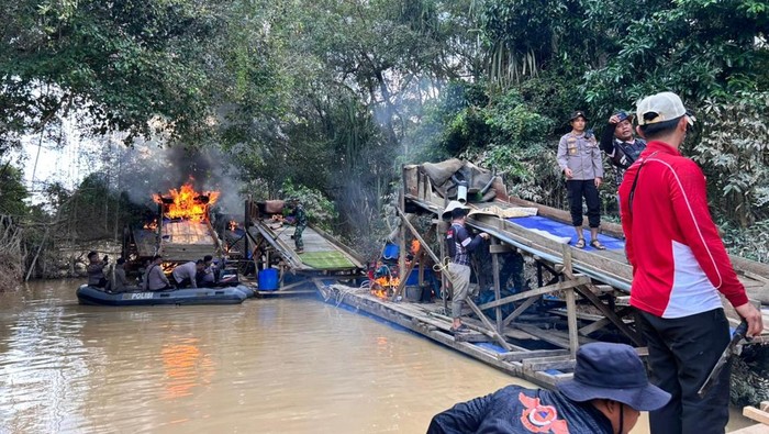 Aparat Gabungan Tertibkan Tambang Emas Ilegal di Sungai Kuantan, Ratusan Rakit Dimusnahkan
